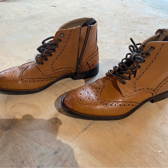 Wingtip brown beautiful shoes - Picture 2 of 4
